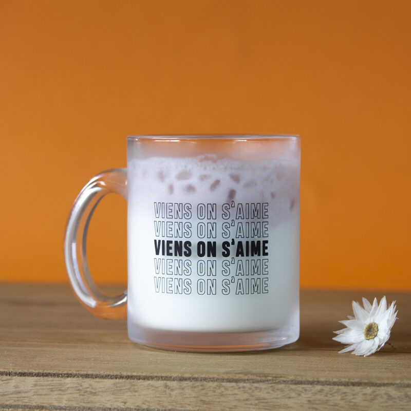 Mug en verre – Viens on s’aime